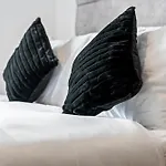 Modern Cosy 1-Bed, Sleeps 6, Central, Netflix